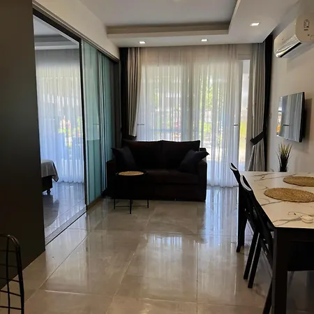 Wakacyjny W Courtyard Long Appartement